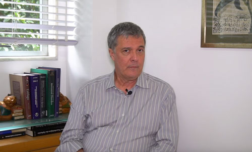 Dr. Eduardo Barreto em seu consultório fala sobre: Doença de Parkinson